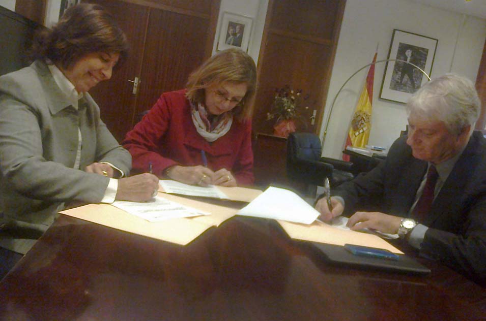 María Jesús Chao, Carmen Pérez de Armiñán y Luis Peiro, durante la firma del acuerdo.